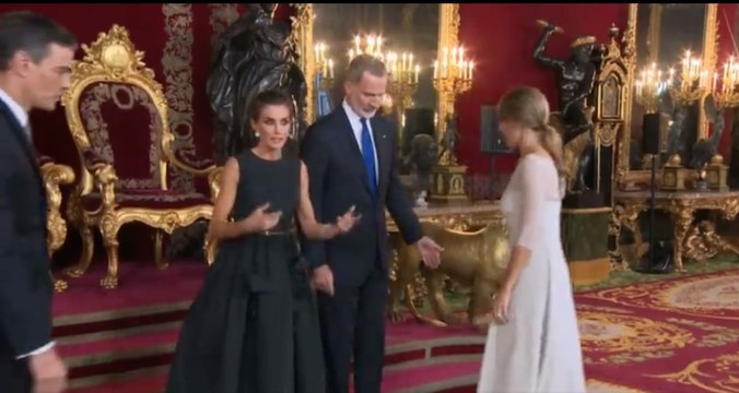 Felipe VI y Letizia 'regañan' a Pedro Sánchez y Begoña Gómez en pleno evento de la OTAN