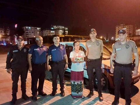 Son dakika yerel: Polisten engelli genç kıza doğum günü sürprizi
