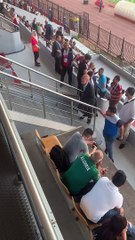 Furieux après les sifflets contre l'hymne français, les responsables de l'Ambassade de France remontent en tribune