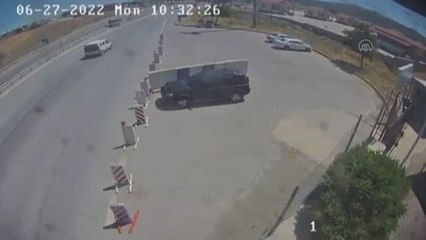 Son dakika haber! GAZİANTEP - Nefes borusuna yiyecek kaçan sürücüyü trafik polisi kurtardı