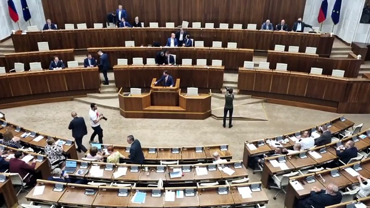 ZÁZNAM: Rozprava v NR SR o odvolávaniu ministra  S. Vlčana