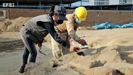 Perú halla una figura en perfecto estado en la mayor ciudad de barro de América