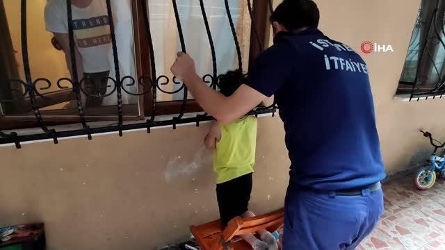 Anne ve babası işte olan küçük çocuğun kafası demir parmaklıklara sıkıştı