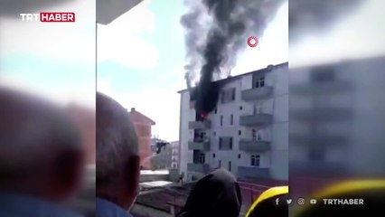 Yangında balkondan atlayan kadını komşusu tuttu