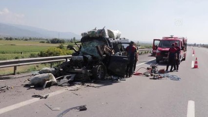 Park halindeki kamyonete çarpan minibüsün sürücüsü öldü