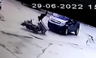 Hafif ticari aracın çarptığı motosikletli böyle havalandı