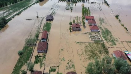 Sel mağdurları evlerine kavuşmak için suyun çekilmesini bekliyor (2)