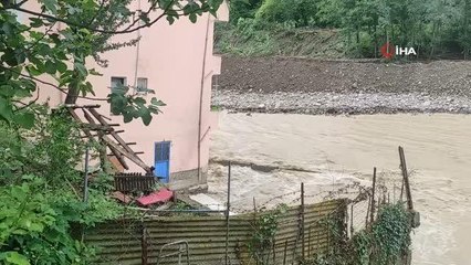 Sel bölgesinde çocuk olmak...Selin getirdiklerini kendilerine oyuncak yaptılar