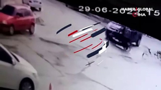 Hafif ticari aracın çarptığı motosikletli böyle havalandı