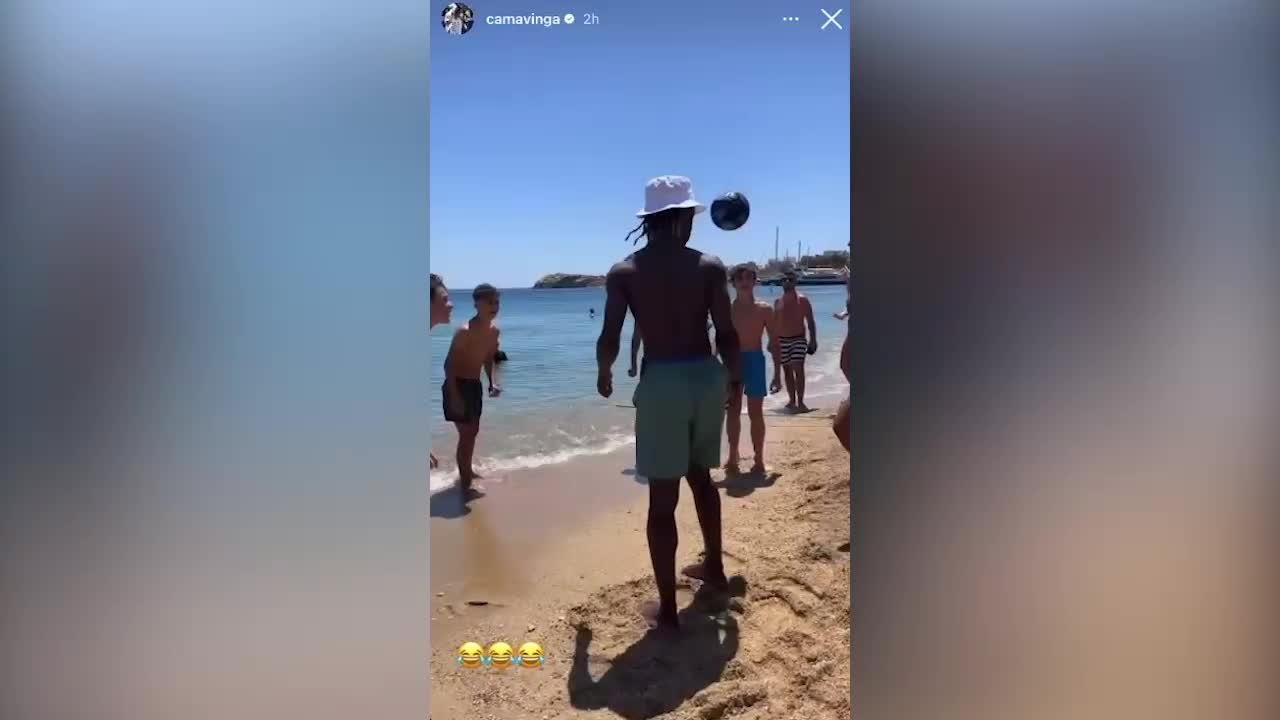 Camavinga se dispone a jugar con unos niños en la playa y atentos a lo que le ocurre