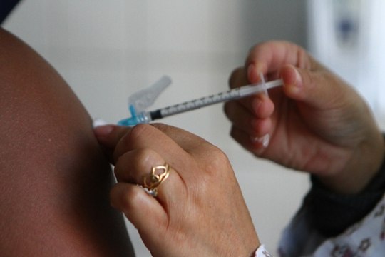 Médico explica se vacinas da gripe e da covid-19 podem ser aplicadas juntas no mesmo dia