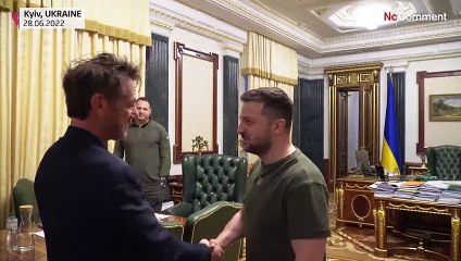Sean Penn, à nouveau en Ukraine, rencontre le président Zelensky