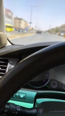 قائد سيارة يمارس التفحيط على أحد الطرق