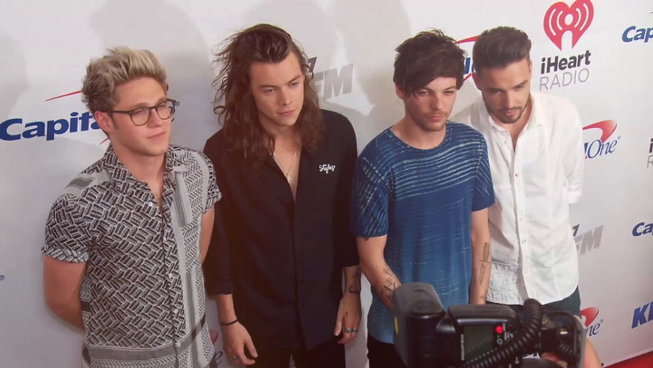 Louis Tomlinson & Niall Horan Reunite At Glastonbury & Fans Go Wild