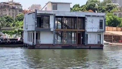 شاهد: "وضعنا ذكرياتنا في كراتين".. أصحاب عوامات النيل في مصر يخلونها بأمر السلطات