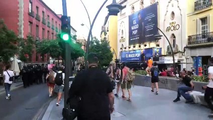 Tải video: Mucha policía y pocos manifestantes en la marcha anti OTAN de Tirso de Molina