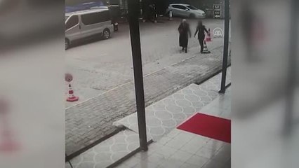 Son dakika haberi: Bir kişinin köpek saldırısına uğraması güvenlik kamerasında