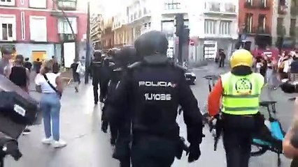 Mucha policía y pocos manifestantes en la marcha anti OTAN de Tirso de Molina