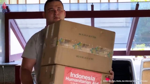 Presiden Jokowi dan Ibu Iriana Serahkan Bantuan Kemanusiaan ke RS di Kyiv