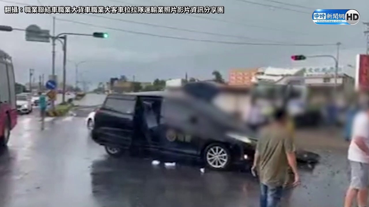 火葬場外驚悚車禍曝光！禮儀車遭砂石車攔腰撞飛 命大騎士看傻