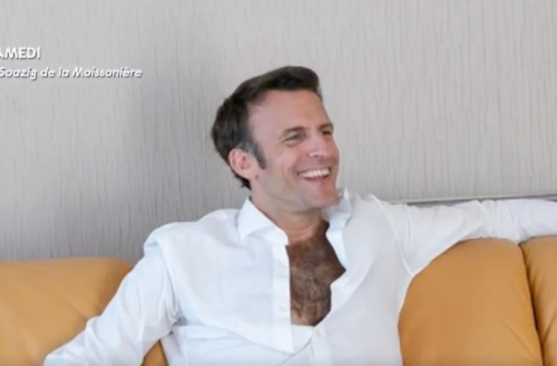 Emmanuel Macron réagit avec humour à sa photo chemise ouverte : “Il faisait très chaud à Marseille”