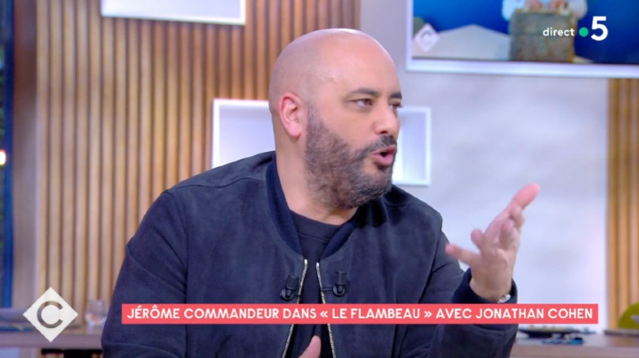 Jérôme Commandeur animateur de la parodie de Koh-Lanta, "Le Flambeau"