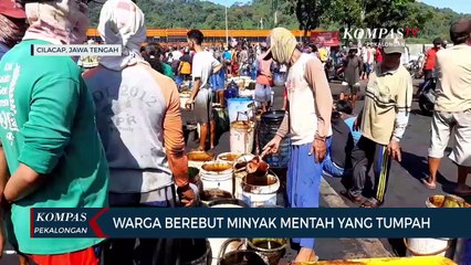 Warga Berebut Minyak Mentah yang Tumpah