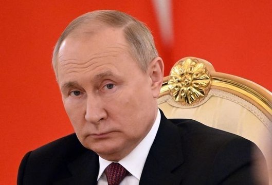 Vladimir Poutine atteint d’un cancer ? Le président russe vomit en pleine réunion !