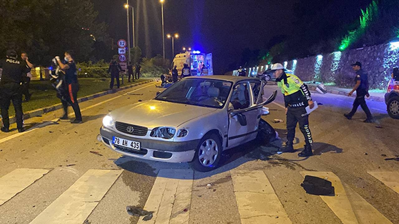 Karabük'te kavşakta 2 otomobil çarpıştı: 2 ölü