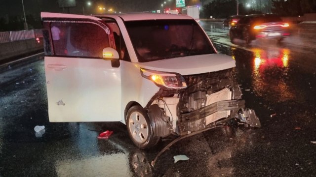 고속도로 빗길 사고 후 내렸다가 다른 차량에 치여 사망 / YTN