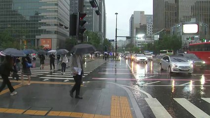[날씨] 수도권 호우경보, 산사태 비상...남부는 폭염특보 / YTN