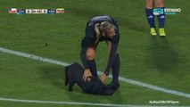 Pendant le match de football Chili - Venezuela, un bon chien court sur le terrain et demande des caresses sur le ventre aux joueurs.