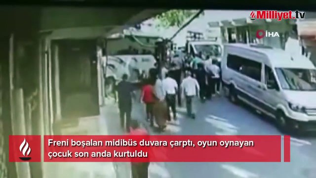 Freni boşalan midibüs duvara çarptı, oyun oynayan çocuk son anda kurtuldu