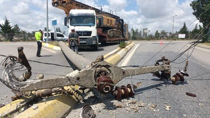 Video herunterladen: Ataşehir’de faciadan dönüldü! TIR’ın üzerindeki vinç beton direği devirdi