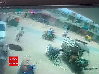 Watch: અમદાવાદમાં યુવકનું એક્ટિવા અચાનક જ રોડ પર ચોંટી ગયું ને જોત જોતામાં જ બંને ખાડામાં ખાબક્યા
