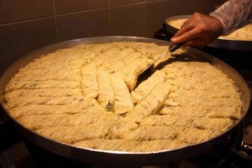 Diyarbakır'da tatlıcılar, siparişleri yetiştirmek için üç vardiyaya geçti