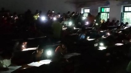 ‘बत्ती गुल परीक्षा चालू’ मोबाइल की रौशनी छात्रों ने दी स्नातक की परीक्षा