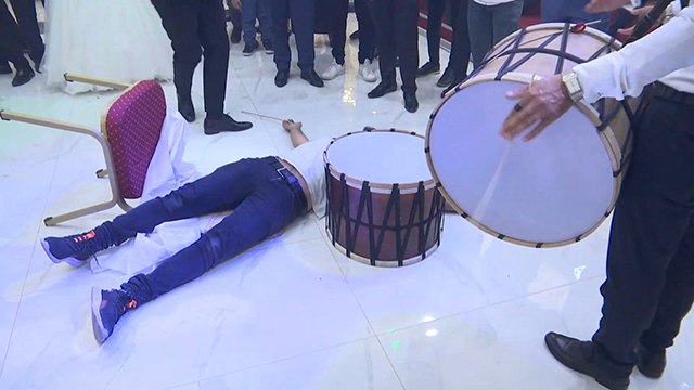 Çılgın davulcu yine kendinden geçti