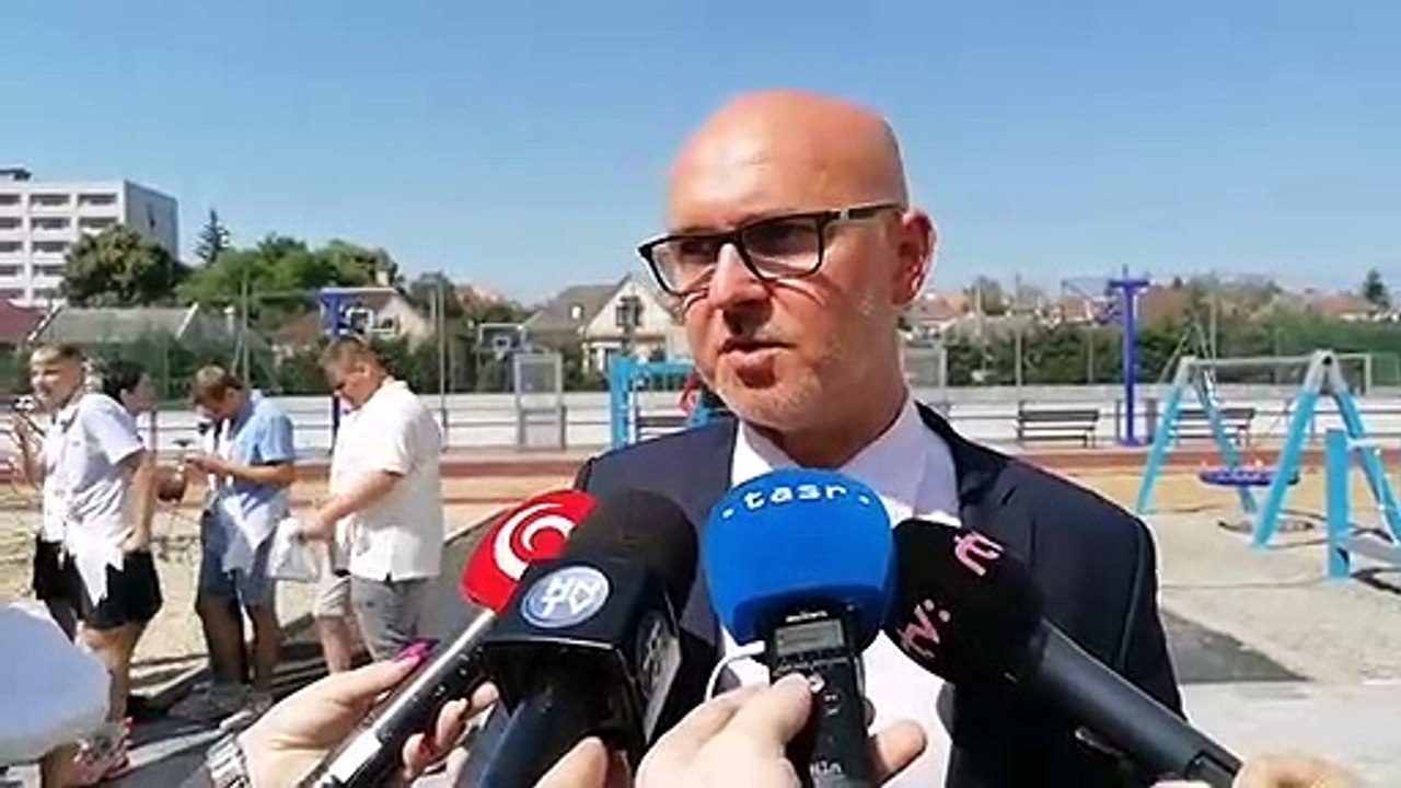 ZÁZNAM: Minister školstva B. Gröhling odovzdal vysvedčenia žiakom v Humennom