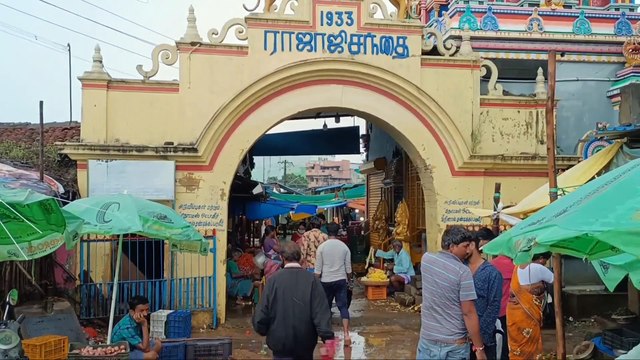 நேற்றிரவு காஞ்சிபுரம் ராஜாஜி மார்க்கெட்டில் பெய்த மழை.. குளம் போல் தேங்கி நின்ற நீர் - வீடியோ