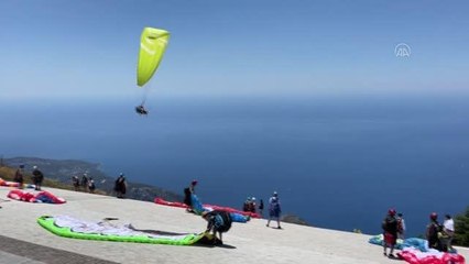 "Yarasa adam"ın dar mesafedeki iki direğin ortasından heyecanlı uçuşu