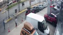 Ataşehir'de minibüs ile otomobilin karıştığı kaza kamerada