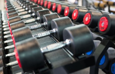 Un homme établit un record du monde en levant 130 kg avec un seul doigt !