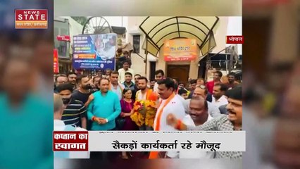 Kamal Nath के मंच में मिर्ची बाबा को नहीं मिली कुर्सी, नाराज होकर जमीन पर लगाया आसन | MP News