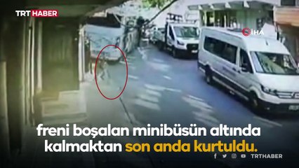 Midibüsün freni boşaldı, çocuk altında kalmaktan son anda kurtuldu