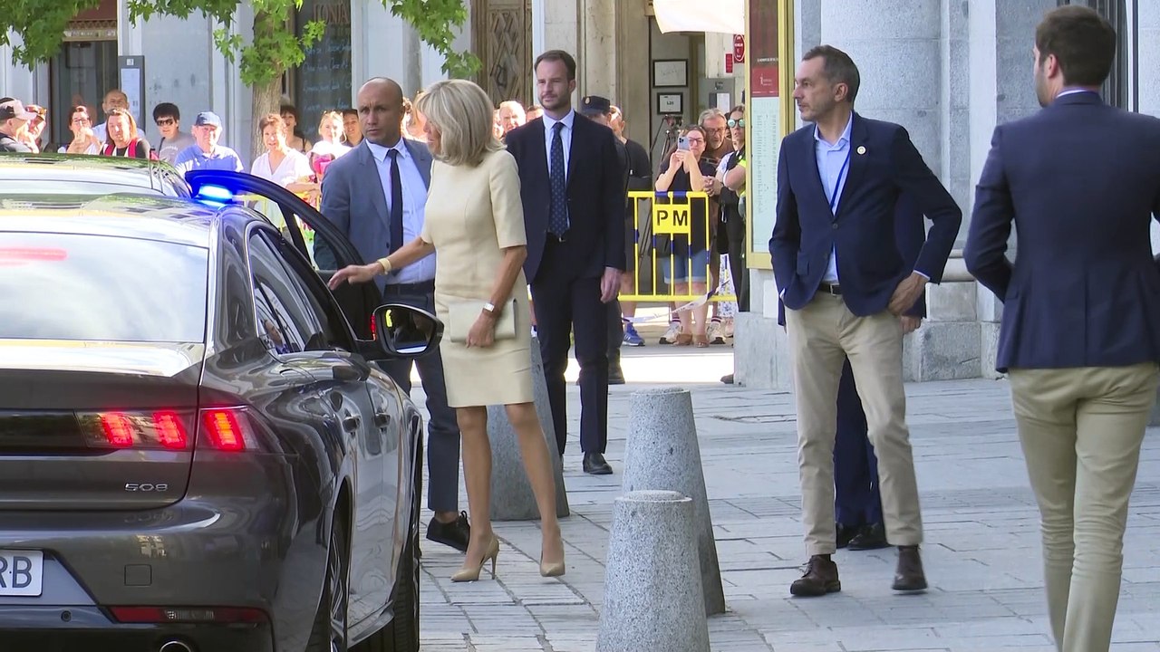 La reina Letizia impacta de rosa con los 'consortes' de la OTAN en el Teatro Real
