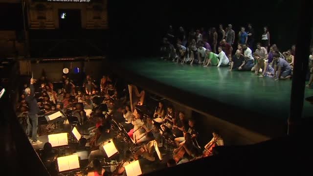 La reina Letizia y los acompañantes de los líderes asistentes a la cumbre disfrutan de la ópera Nabucco en el Teatro Real