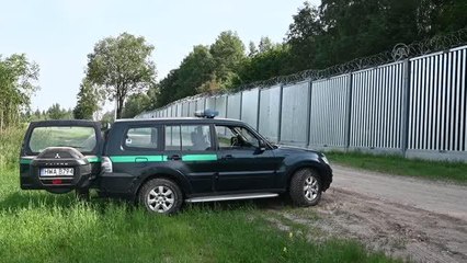 Polonya'nın göçmenlerin geçişini engellemek için Belarus sınırına inşa ettiği çelik duvar tamamlandı