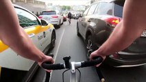Un cycliste se la joue chauffard entre les voitures, percute un autre cycliste et des piétons