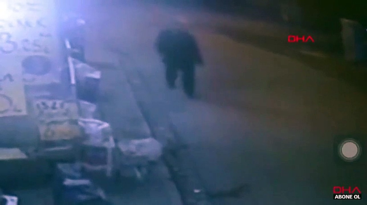 Un passant tape sur l’épaule d’un inconnu et lui évite un grave accident